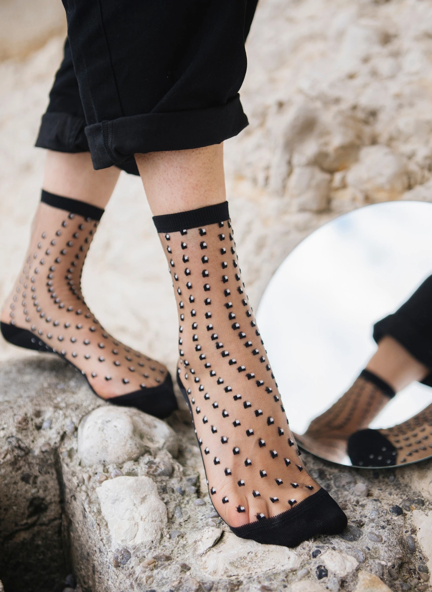 Chaussettes Transparentes à Pois Crescent Dunes Black 1 Chaussettes Transparentes à Pois Crescent Dunes Black