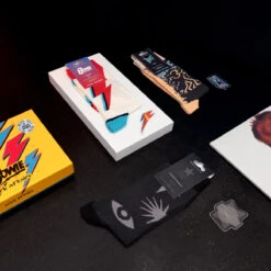 Coffret De Chaussettes David Bowie -Le Bar à Chaussettes OFFICALPACKS BOWIE SOCKS 1200px 8d04030d f899 4804 a021 f07d1e2d5f61