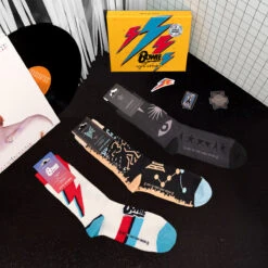 Coffret De Chaussettes David Bowie -Le Bar à Chaussettes OFFICALPACK BOWIE COVER 1033px