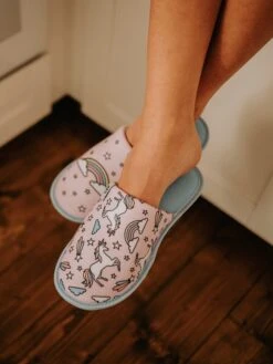 Pantoufles Licornes Arc-en-ciel 10 Pantoufles Licornes Arc-en-ciel -Le Bar à Chaussettes le bar a chaussettes pantoufles originales licornes arc en ciel 37782606184689